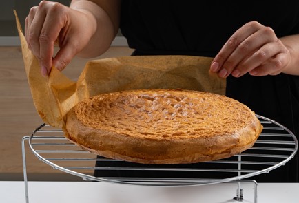 Фото шага рецепта Торт с клубникой 173856 шаг 7  