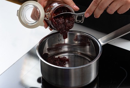 Фото шага рецепта Торт с клубникой 173856 шаг 8  