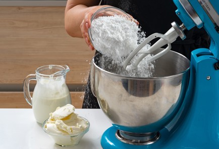 Фото шага рецепта Торт с клубникой 173856 шаг 9  