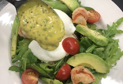 Фото шага рецепта Тост с яйцом пашот креветками и авокадо 140683 шаг 10  