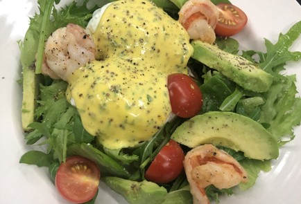 Фото шага рецепта Тост с яйцом пашот креветками и авокадо 140683 шаг 11  