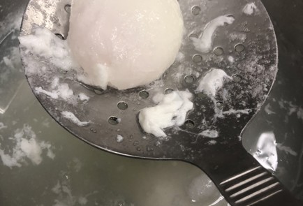 Фото шага рецепта Тост с яйцом пашот креветками и авокадо 140683 шаг 2  