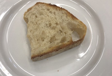 Фото шага рецепта Тост с яйцом пашот креветками и авокадо 140683 шаг 3  