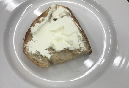 Фото шага рецепта Тост с яйцом пашот креветками и авокадо 140683 шаг 4  