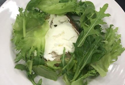 Фото шага рецепта Тост с яйцом пашот креветками и авокадо 140683 шаг 5  