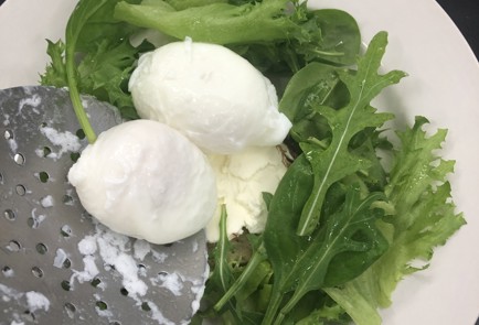 Фото шага рецепта Тост с яйцом пашот креветками и авокадо 140683 шаг 6  