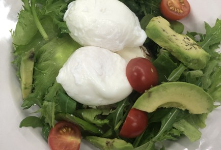 Фото шага рецепта Тост с яйцом пашот креветками и авокадо 140683 шаг 8  