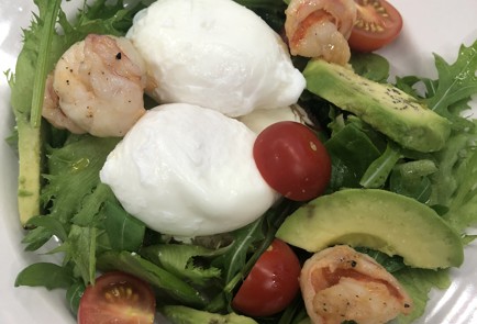 Фото шага рецепта Тост с яйцом пашот креветками и авокадо 140683 шаг 9  