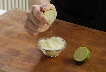 Фото шага рецепта Тосты с авокадо и икрой 152959 шаг 2  