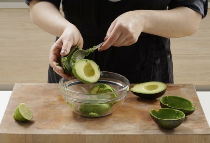 Фото шага рецепта Тосты с авокадо и икрой 152959 шаг 4  