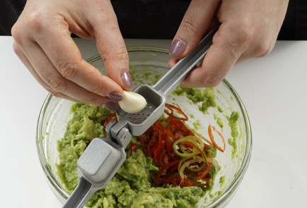 Фото шага рецепта Тосты с авокадо и икрой 152959 шаг 5  