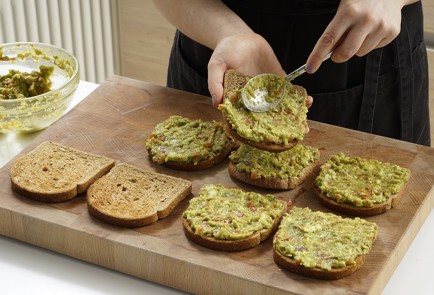 Фото шага рецепта Тосты с авокадо и икрой 152959 шаг 8  