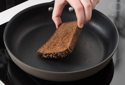 Фото шага рецепта Тосты с бородинским хлебом иваси рисом и яйцом 138733 шаг 4  