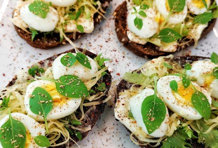 Фото шага рецепта Тосты с сыром яйцом и базиликом 152571 шаг 10  