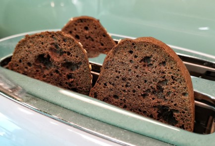 Фото шага рецепта Тосты с сыром яйцом и базиликом 152571 шаг 2  