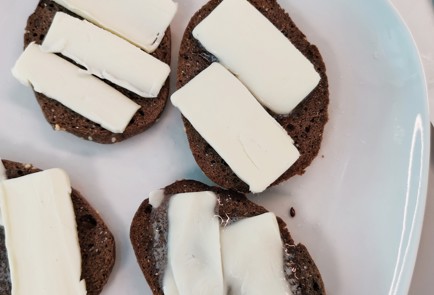 Фото шага рецепта Тосты с сыром яйцом и базиликом 152571 шаг 4  