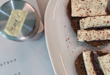 Фото шага рецепта Тосты с сыром яйцом и базиликом 152571 шаг 6  