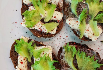 Фото шага рецепта Тосты с сыром яйцом и базиликом 152571 шаг 7  