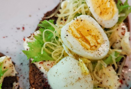 Фото шага рецепта Тосты с сыром яйцом и базиликом 152571 шаг 9  