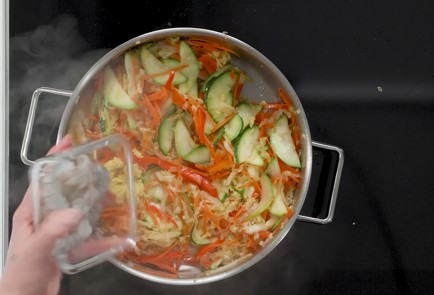 Фото шага рецепта Традиционный филиппинский суп пансит с яичной лапшой 173511 шаг 10  