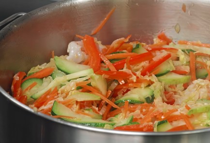 Фото шага рецепта Традиционный филиппинский суп пансит с яичной лапшой 173511 шаг 11  