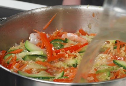 Фото шага рецепта Традиционный филиппинский суп пансит с яичной лапшой 173511 шаг 12  