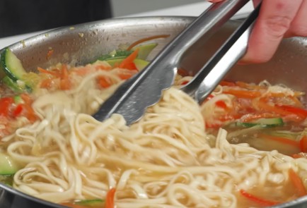 Фото шага рецепта Традиционный филиппинский суп пансит с яичной лапшой 173511 шаг 14  