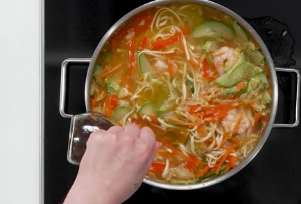 Фото шага рецепта Традиционный филиппинский суп пансит с яичной лапшой 173511 шаг 15  