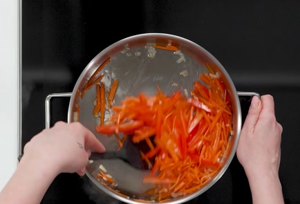 Фото шага рецепта Традиционный филиппинский суп пансит с яичной лапшой 173511 шаг 7  