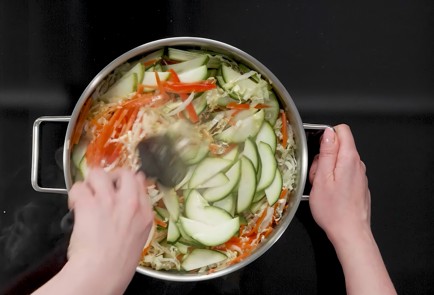 Фото шага рецепта Традиционный филиппинский суп пансит с яичной лапшой 173511 шаг 9  