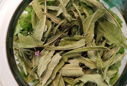 Фото шага рецепта Травяной отвар с розовым перцем 152851 шаг 2  