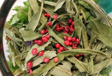 Фото шага рецепта Травяной отвар с розовым перцем 152851 шаг 3  