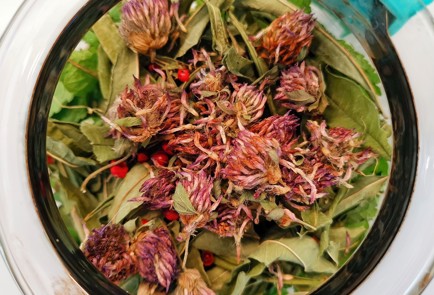 Фото шага рецепта Травяной отвар с розовым перцем 152851 шаг 4  