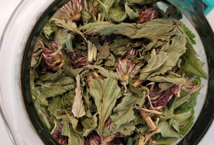 Фото шага рецепта Травяной отвар с розовым перцем 152851 шаг 5  