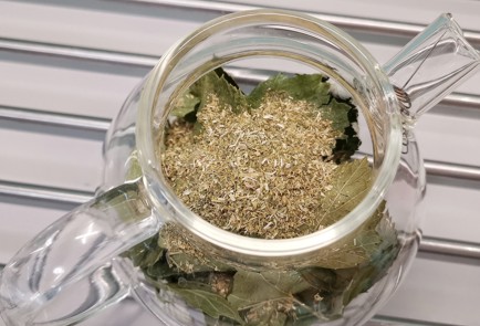 Фото шага рецепта Травяной чай с сушеными розами 153107 шаг 4  