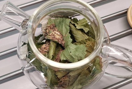 Фото шага рецепта Травяной чай с сушеными розами 153107 шаг 5  