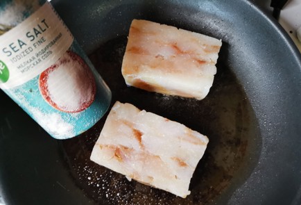 Фото шага рецепта Треска на сковороде 189467 шаг 5  