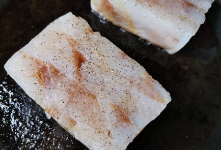 Фото шага рецепта Треска на сковороде 189467 шаг 6  