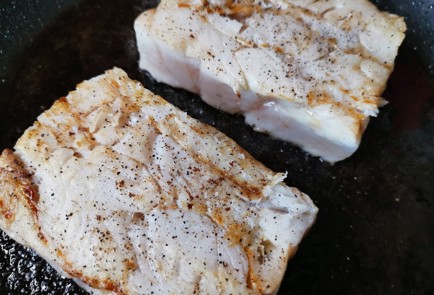 Фото шага рецепта Треска на сковороде 189467 шаг 7  