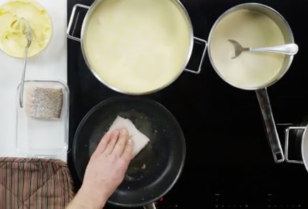 Фото шага рецепта Треска с картофельным пюре и соусом из чеснока 93125 шаг 9  