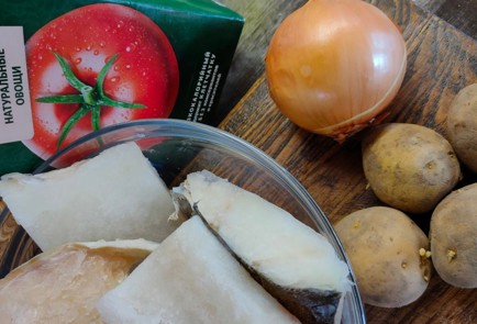 Фото шага рецепта Треска с луком и картофелем в томатном соусе 176359 шаг 1  