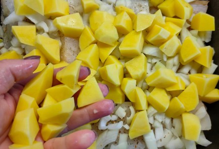 Фото шага рецепта Треска с луком и картофелем в томатном соусе 176359 шаг 10  