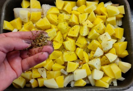 Фото шага рецепта Треска с луком и картофелем в томатном соусе 176359 шаг 11  