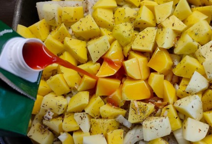 Фото шага рецепта Треска с луком и картофелем в томатном соусе 176359 шаг 12  