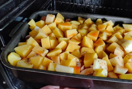 Фото шага рецепта Треска с луком и картофелем в томатном соусе 176359 шаг 13  