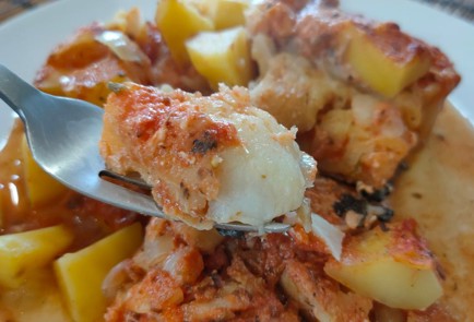 Фото шага рецепта Треска с луком и картофелем в томатном соусе 176359 шаг 14  