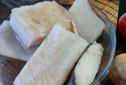 Фото шага рецепта Треска с луком и картофелем в томатном соусе 176359 шаг 2  