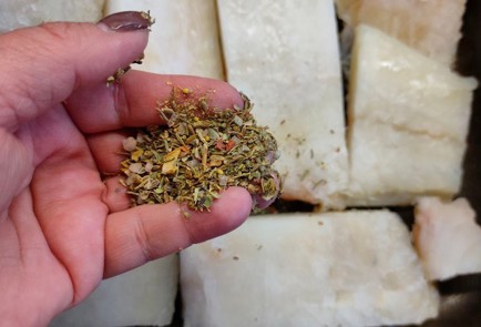 Фото шага рецепта Треска с луком и картофелем в томатном соусе 176359 шаг 3  