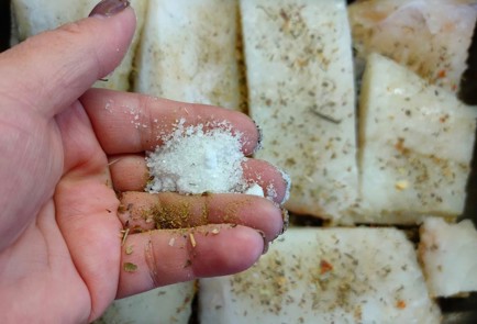 Фото шага рецепта Треска с луком и картофелем в томатном соусе 176359 шаг 4  