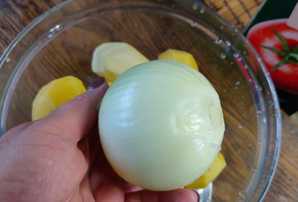 Фото шага рецепта Треска с луком и картофелем в томатном соусе 176359 шаг 5  